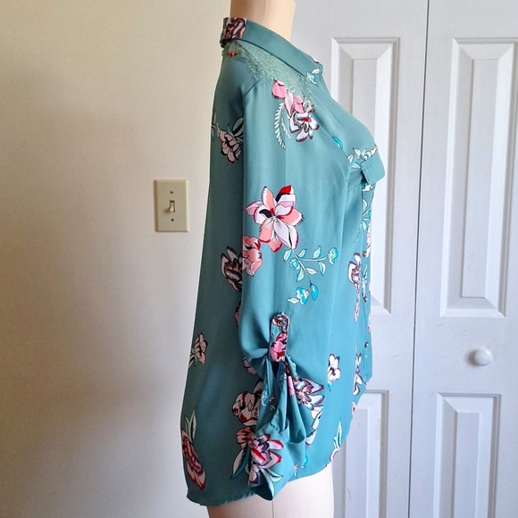 Candie's Dusty Green Floral Blouse Size Medium - Picture 8 of 11